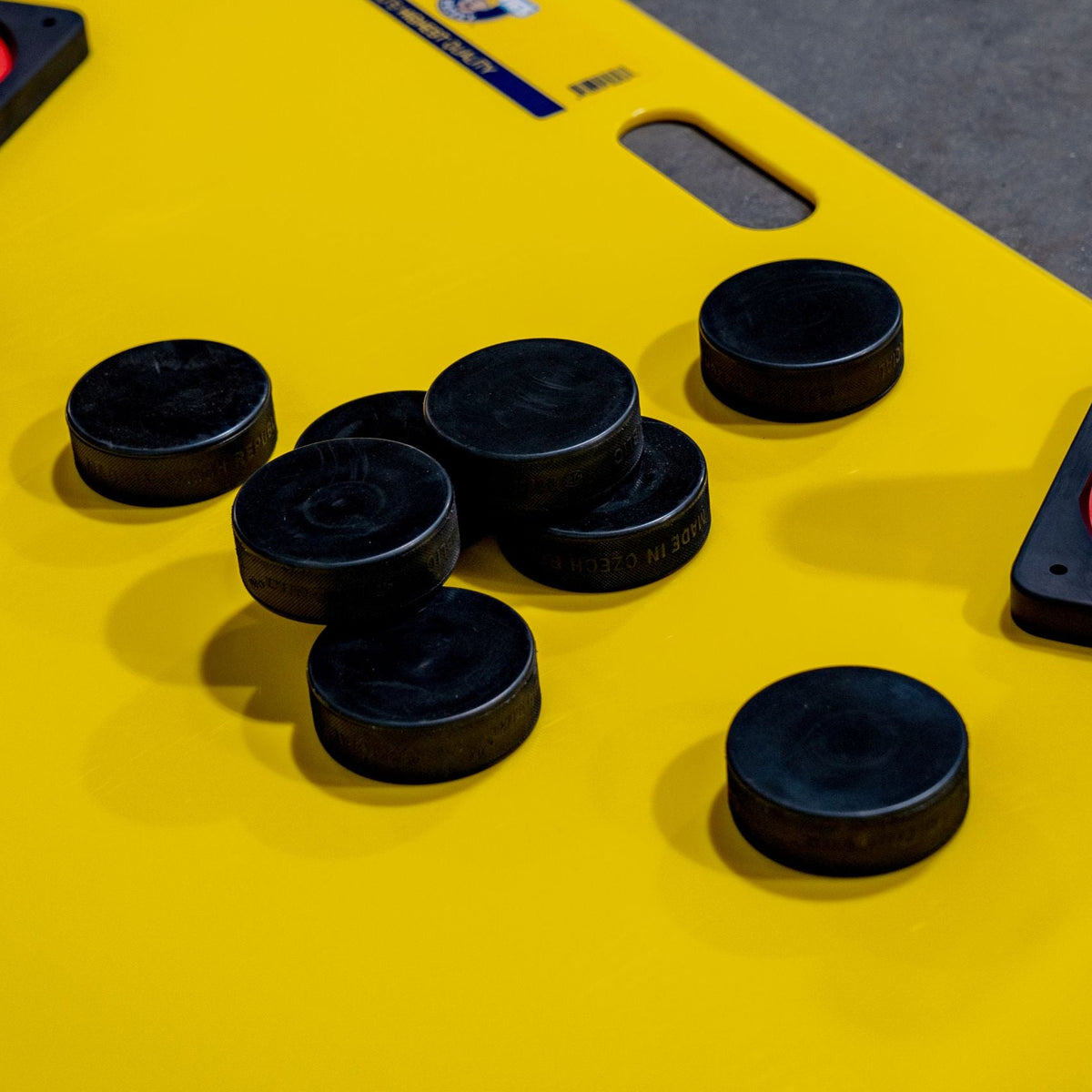 Rondelles de hockey noires sans marque Howies Official 6oz.